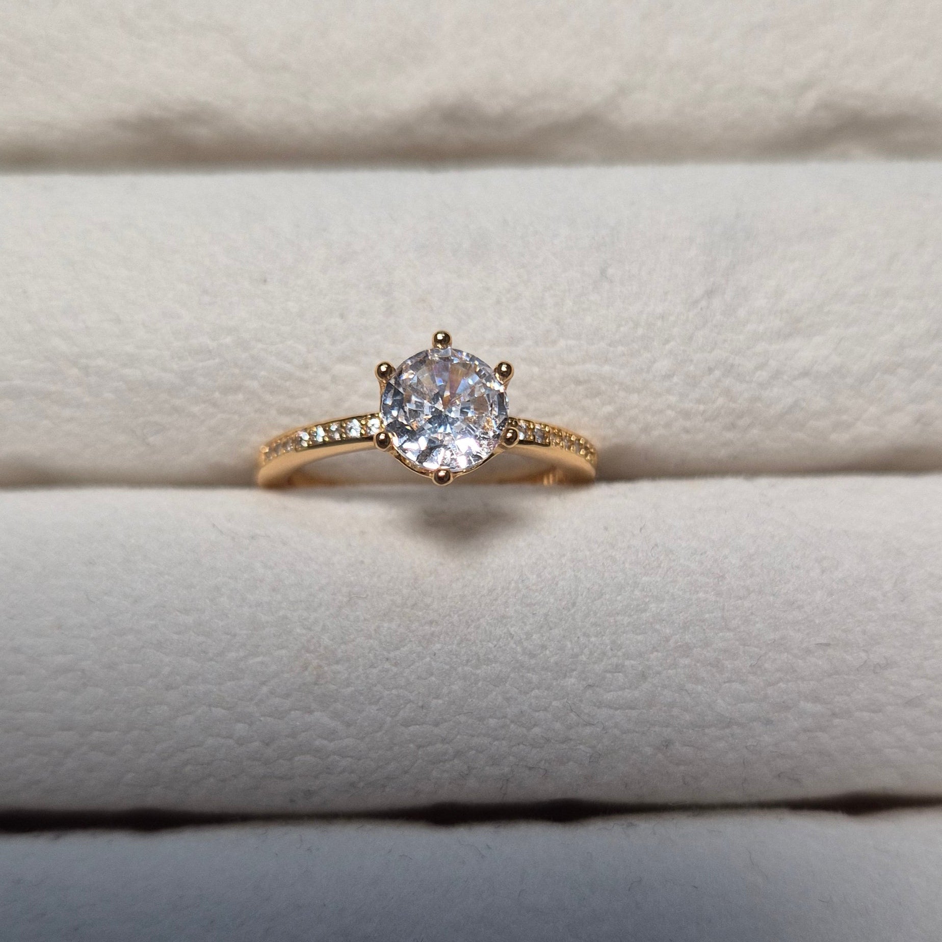 Circle center stone ring