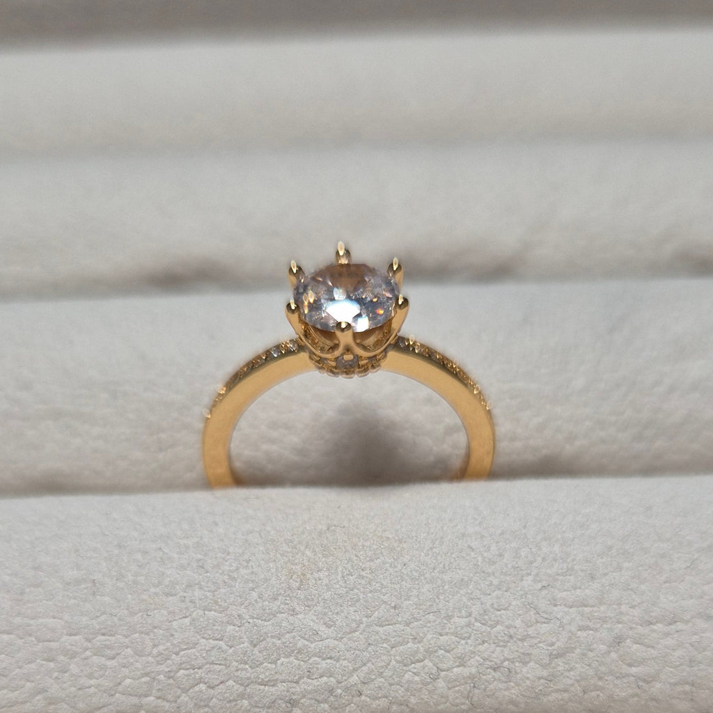 Circle center stone ring