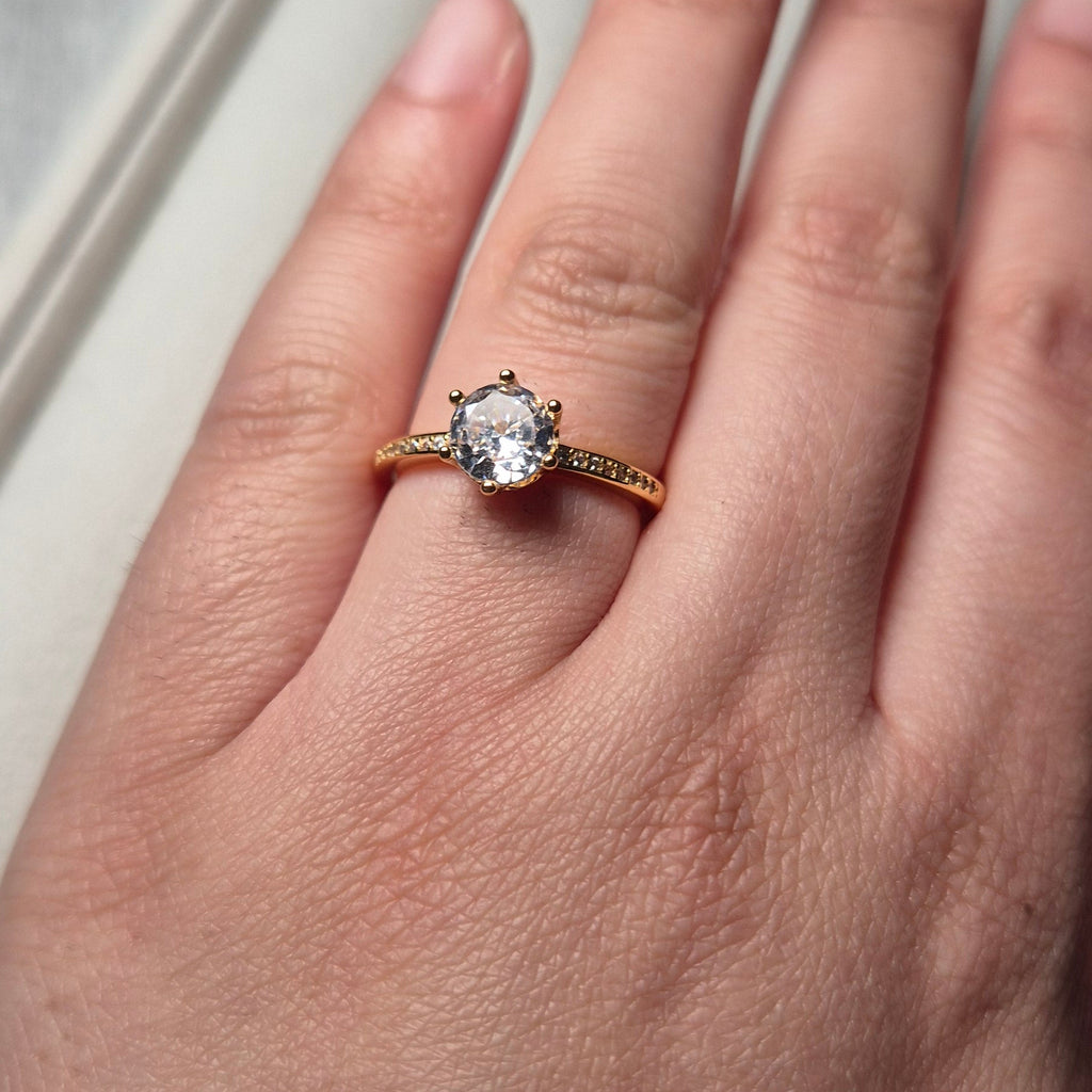 Circle center stone ring